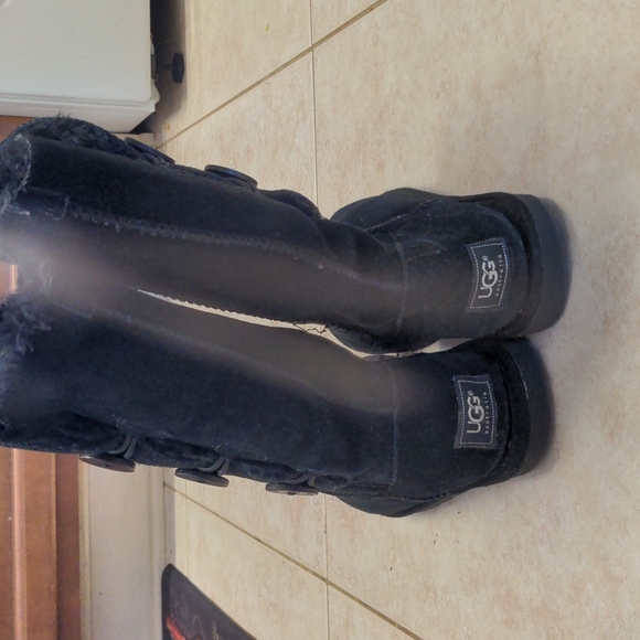 Ugg boots with buttons - Picture 2 of 8